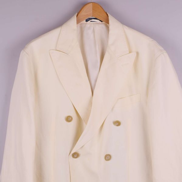 Närbild framtill på kavaj med knappar och slag