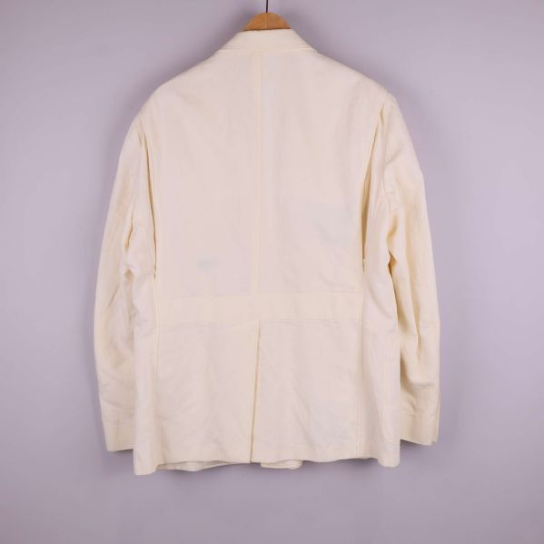 Baksida av krämvit kavaj med slits