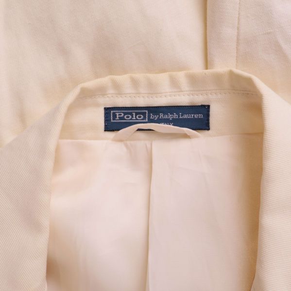 Närbild på etikett Polo by Ralph Lauren i krämvit kavaj