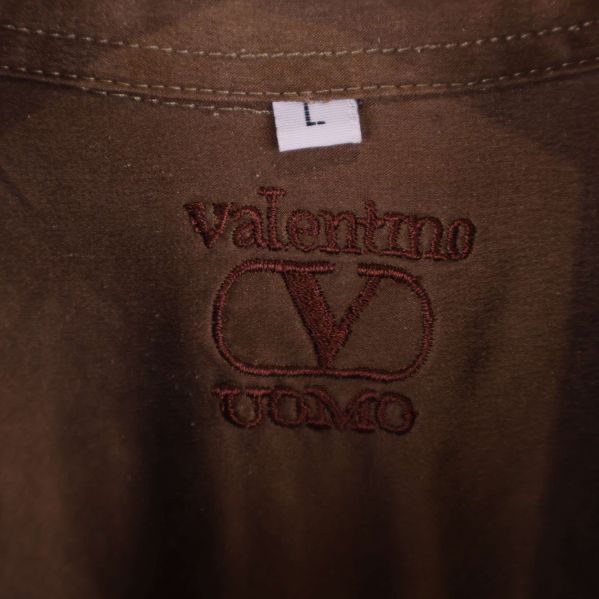 Närbild på broderad logga Valentino Uomo inuti kragen