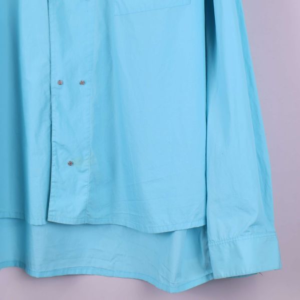 Nedre del av skjorta med dubbla fållar synliga