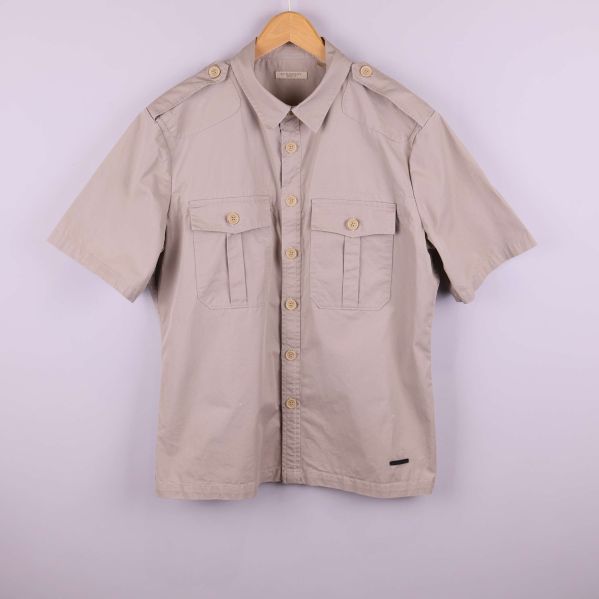 Beige kortärmad skjorta med fickor framifrån