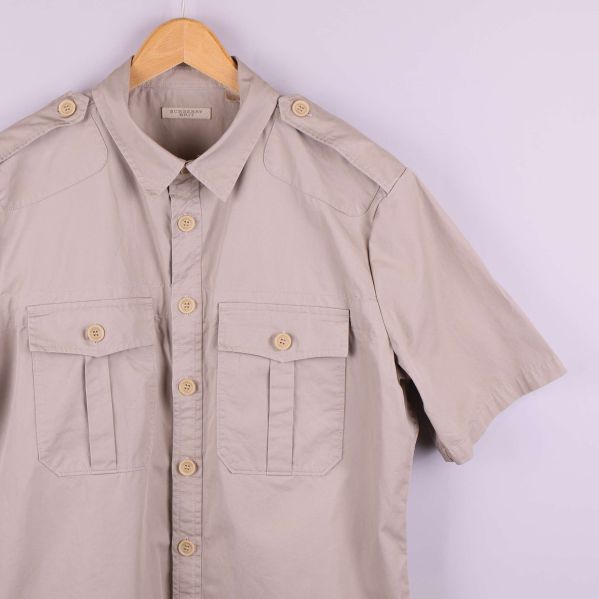 Närbild framtill på skjorta med knappar och fickor