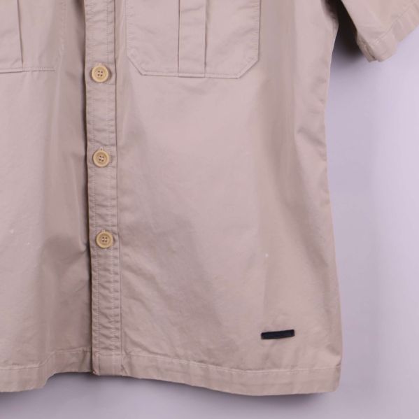 Nedre delen av skjortan med knappdetalj