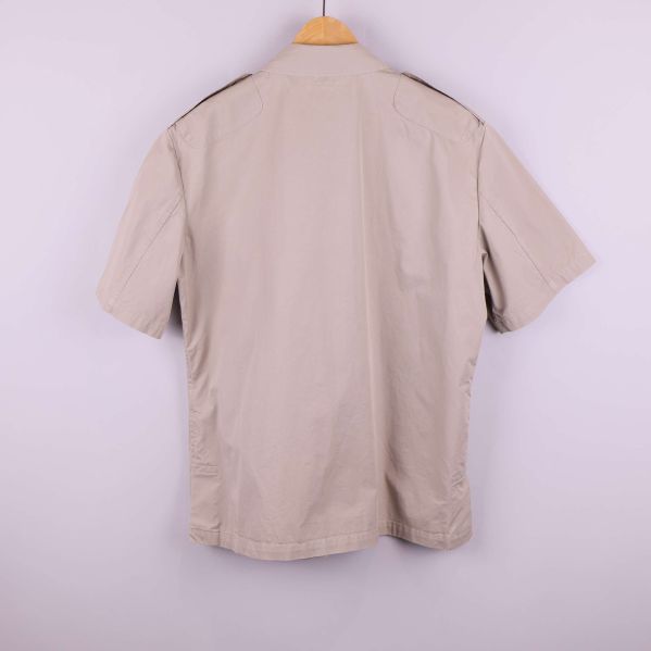 Baksida av beige kortärmad skjorta