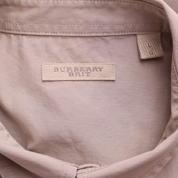 Närbild på Burberry Brit-märke i kragen