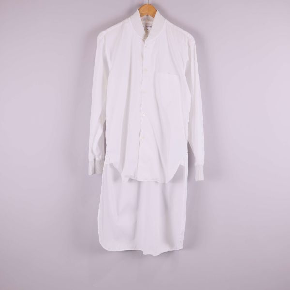 Lång vit skjorta med ståkrage 