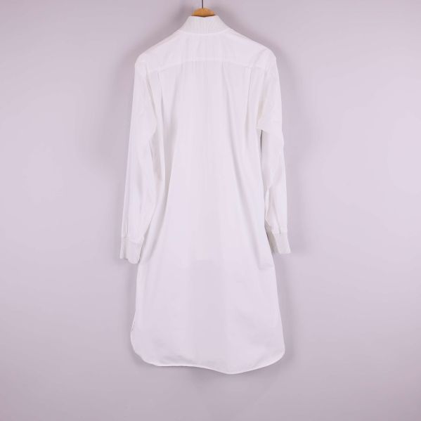 Baksidan på lång vit skjorta 