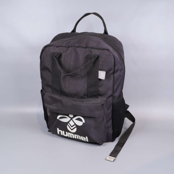 Svart ryggsäck med Hummel-logotyp och framficka