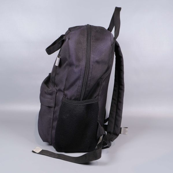 Ryggsäck i svart med nätficka på sidan och dragkedja upptill