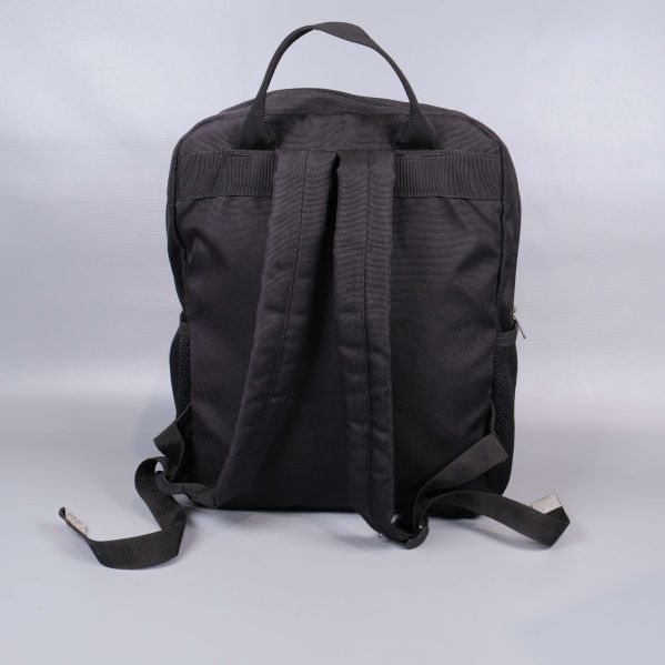 Baksidan av svart ryggsäck med justerbara axelremmar