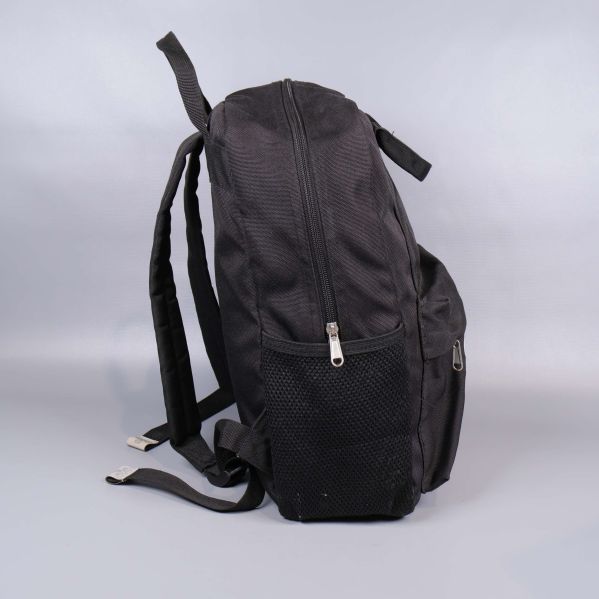 Svart ryggsäck i profil med nätficka och dragkedja