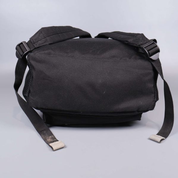 Undersidan av svart ryggsäck med axelremmar