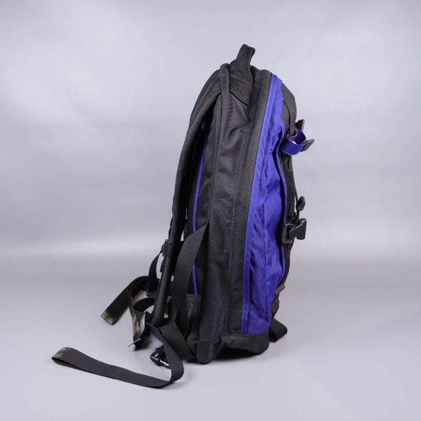 Ryggsäck sedd från höger sida med justerbara band