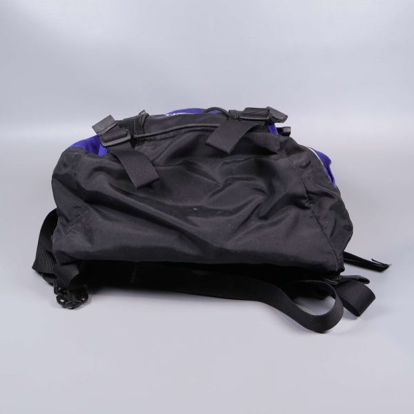 Ryggsäckens botten i svart tygmaterial