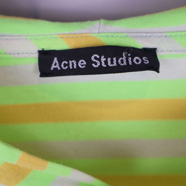 Närbild av Acne Studios-etikett i nacken