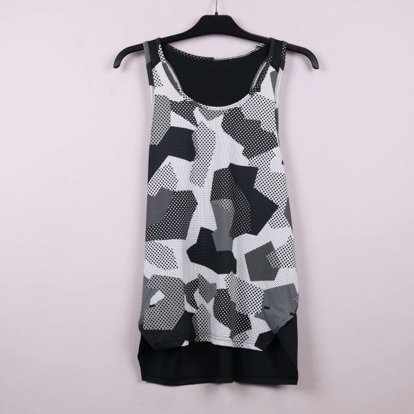 Framsida av linne med svartvitt grafiskt mönster på galge