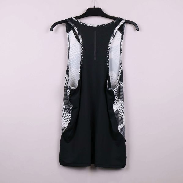 Baksida av linne i svart tyg med grafiskt mönstrade kanter