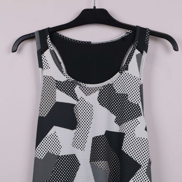 Närbild på halsringning och axelband av linnet