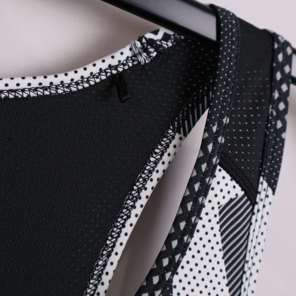 Närbild av axelsömmen och kantdetaljer på linnet