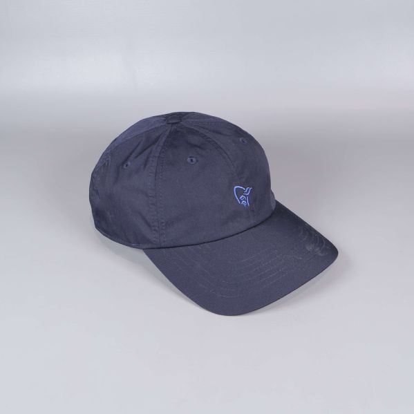 Mörkblå keps med broderad logotyp och böjd skärm