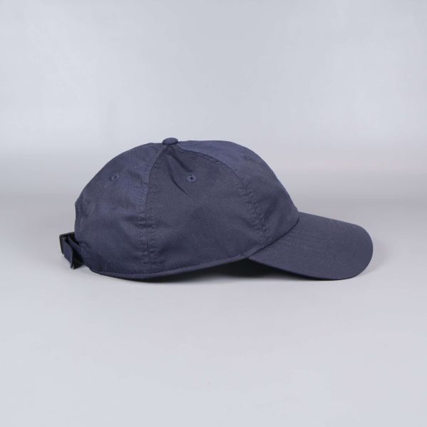 Keps från sidan med böjd skärm och justering