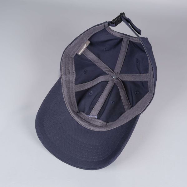 Insidan av kepsen med sömmar och svettband