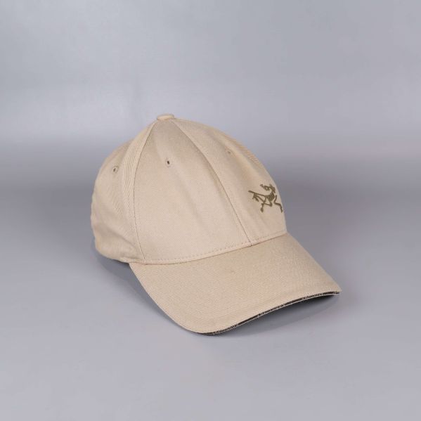 Beige keps med broderad logotyp på sidan