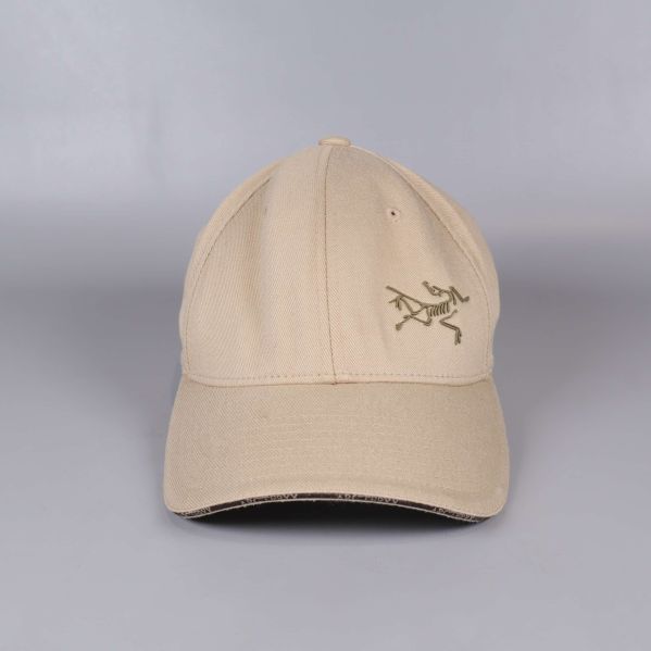 Framsidan av beige keps med logotyp framtill