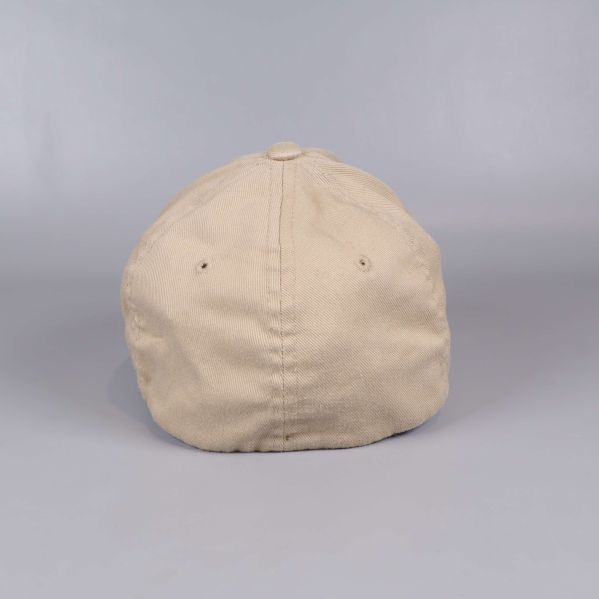 Baksidan av beige keps utan detaljer eller öppningar