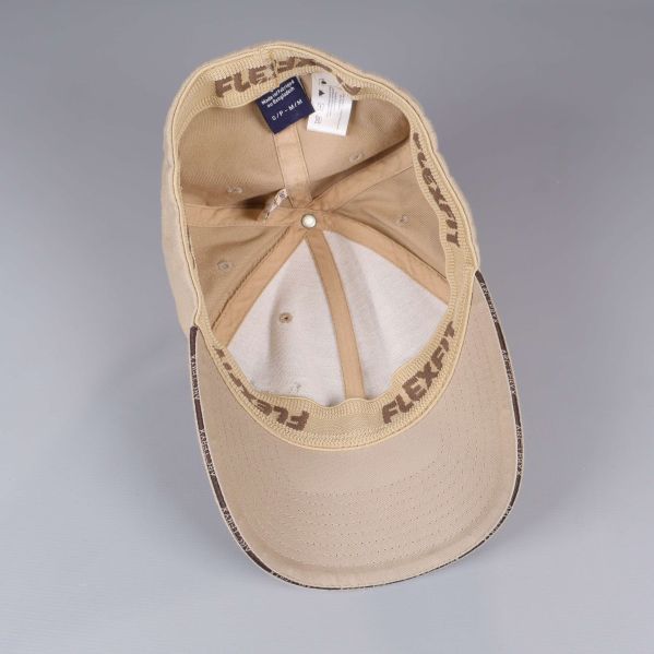 Insidan av keps med FLEXFIT-band och etiketter