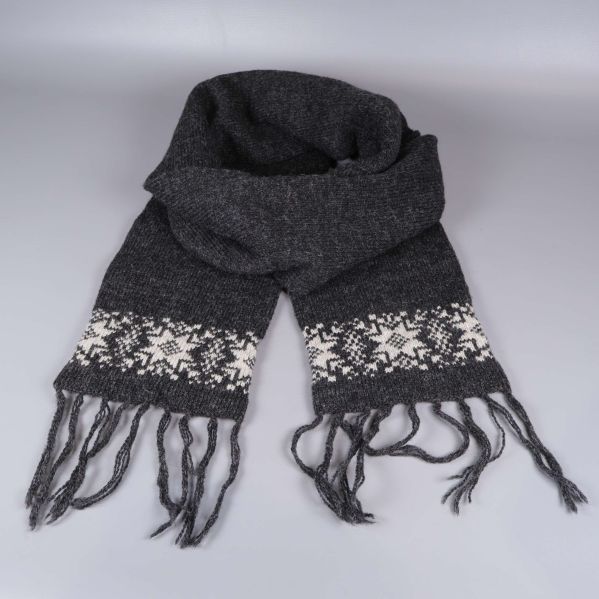 Halsduken virad, visar mönster och fransar