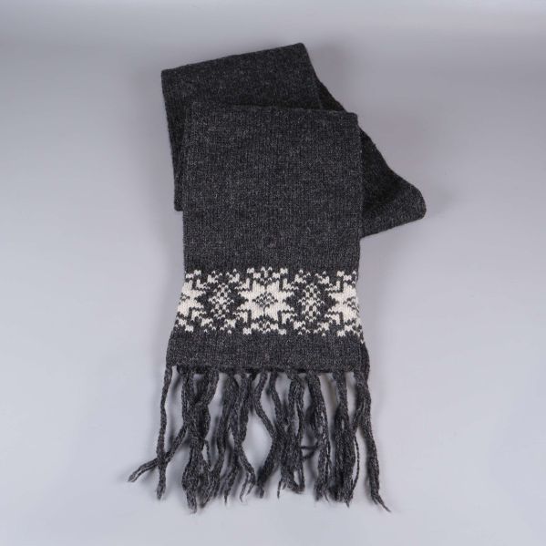 Detalj av halsdukens mönsterbård och fransar