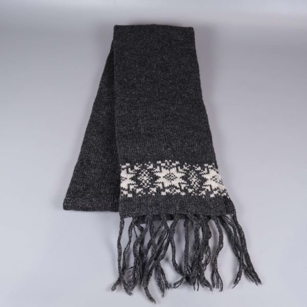 Rak bild på mörkgrå halsduk med mönsterdetalj