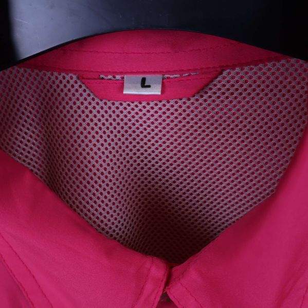 Närbild på meshfoder och storlek L vid kragen