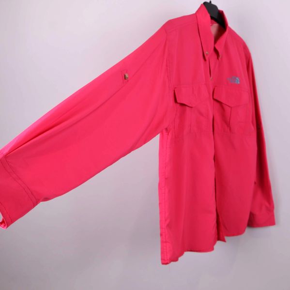 Ärm på ceriserosa skjorta visas från sidan