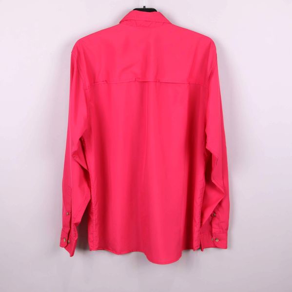 Baksida på ceriserosa skjorta med långa ärmar