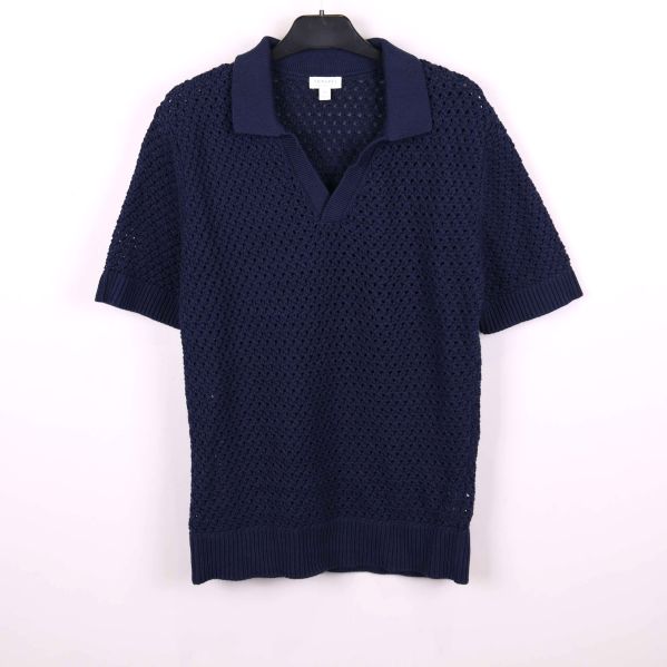 Mörkblå stickad piké med hålmönster framifrån