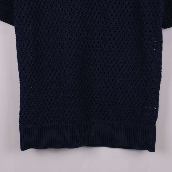 Närbild på bred ribbad nederkant i mörkblått