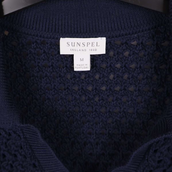 Närbild på Sunspel-etikett i tröjan