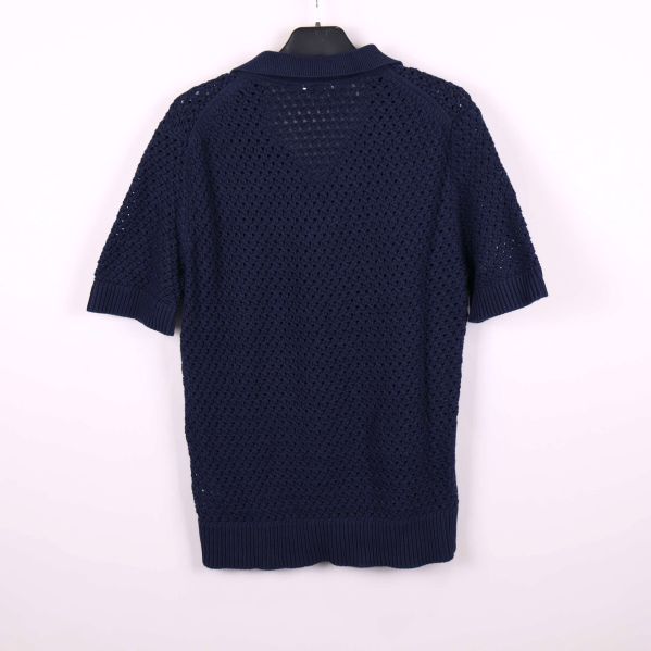 Mörkblå stickad pikétröja visad bakifrån