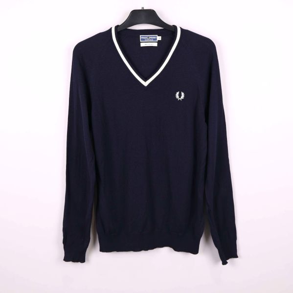 Mörkblå stickad tröja med vit kant och logga