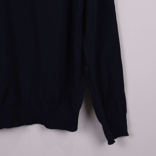 Nedre delen av tröjans ärm och mudd visas