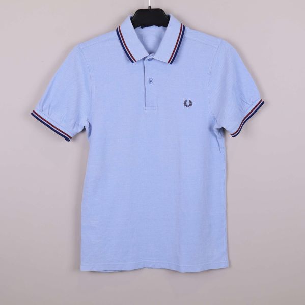 Ljusblå pikétröja med ränder på krage och ärmslut