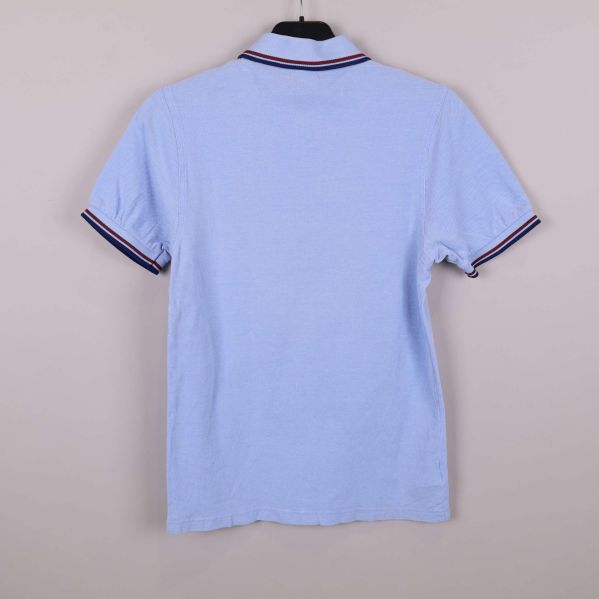 Baksida av ljusblå pikétröja med randiga avslut