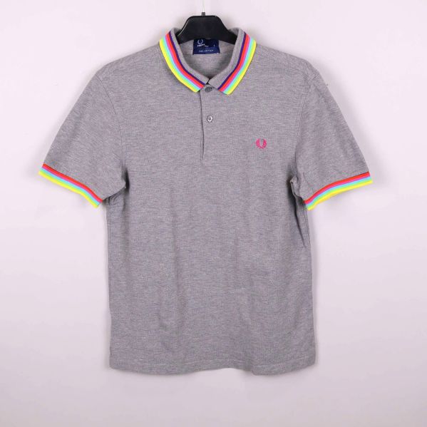 Grå pikétröja med regnbågsränder på krage och ärmar