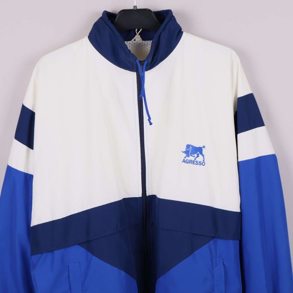 Närbild på blåvit jacka med logotyp på bröstet