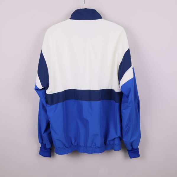 Baksidan av jackan i blått och vitt med paneler