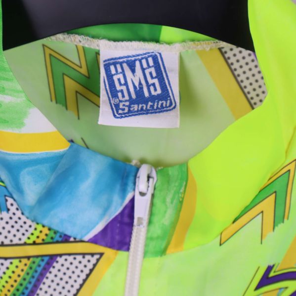 Närbild på jackans nacketikett med SMS Santini logotyp