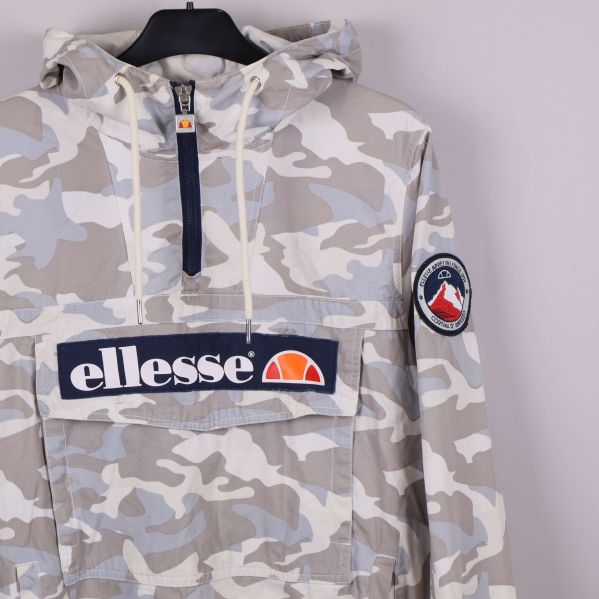 Ellesse-logga och ärmpatch på camouflagejacka